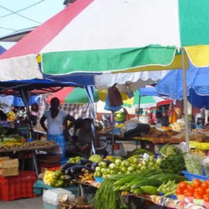 Coiffes et accessoires sur le marché de Pointe-à-Pitre