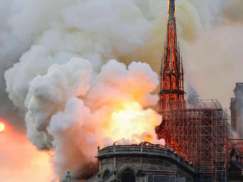 Le Pape, Notre-Dame en flammes… et les Autres !