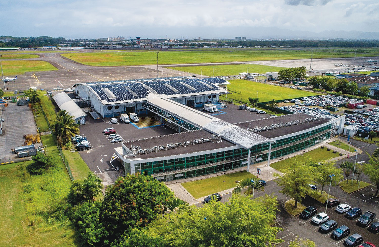 Guadeloupe pôle caraïbe : une centrale photovoltaïque sur le bâtiment fret