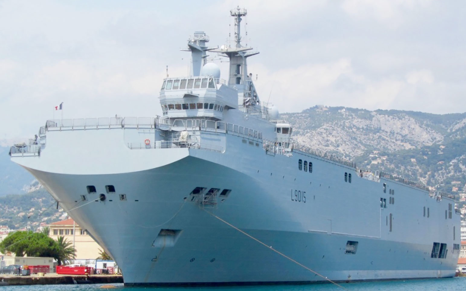 Le porte-hélicoptères amphibie français Dixmude dans les eaux des Antilles-Guyane