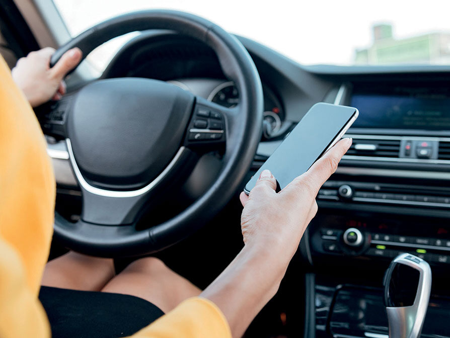 Smartphone au volant : toujours plus !